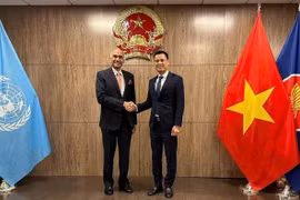 El embajador Dang Hoang Giang, jefe de la misión permanente de Vietnam ante la Organización de Naciones Unidas (ONU), recibe a su homólogo indio, Parvathaneni Harish. (Fuente: VNA)