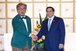 El primer ministro de Vietnam, Pham Minh Chinh, recibe al presidente del Comité de Crecimiento Verde y Neutralidad en Carbono de Corea del Sur, Kim Sang-huyp. (Fuente: VNA)