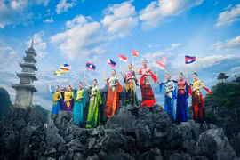Diseñador lleva flores nacionales del Sudeste Asiático al Ao dai 