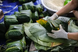 Ocupada aldea de elaboración del pastel del Tet en Vietnam