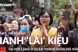 Procesión del palanquín de primavera maravilla a espectadores en Hanoi