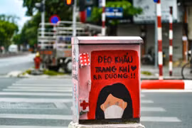 Impresionantes cabinas eléctricas con imágenes contra el COVID-19 en Hanoi