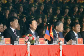Presidente vietnamita y su homólogo mongol visitan Comando de Policía Móvil