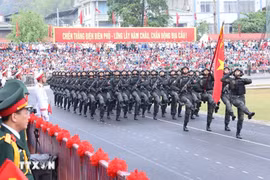 Solemne desfile militar conmemora 70º aniversario de Victoria de Dien Bien Phu
