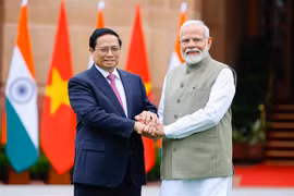 El primer ministro vietnamita, Pham Minh Chinh (izquierda), y su homólogo indio, Narendra Modi (Foto: VNA)