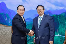 El primer ministro de Vietnam, Pham Minh Chinh (derecha), recibe al ministro de Inspección de Camboya, Huot Hak. (Foto: VNA)