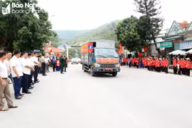 Ceremonia para recibir restos de mártires, combatientes voluntarios y expertos vietnamitas caídos en Laos. (Foto: baonghean.vn)