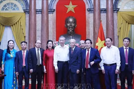 El secretario general del Partido Comunista y presidente de Vietnam, To Lam, y el personal que atendió al Presidente Ho Chi Minh de 1954 a 1969. (Foto: VNA)