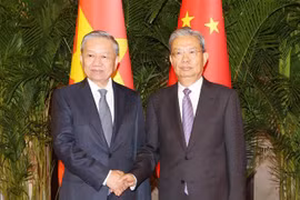 El secretario general del Partido Comunista y presidente de Vietnam, To Lam (izquierda), y el presidente del Comité Permanente de la Asamblea Popular Nacional de China, Zhao Leji. (Foto: VNA)