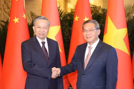 El secretario general del Partido Comunista y presidente de Vietnam, To Lam (izquierda), y el primer ministro chino, Li Qiang. (Foto: VNA)