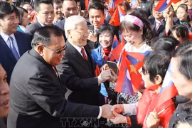 El secretario general del (PCV), Nguyen Phu Trong, y el entonces secretario general del Partido Popular Revolucionario y presidente de Laos, Bounnhang Vorachith, con el pueblo de Hanoi, el 19 de diciembre de 2017. (Foto: VNA)