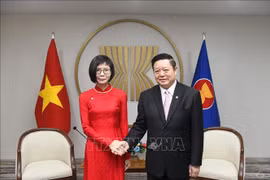 La embajadora Ton Thi Ngoc Huong, jefa de la misión permanente de Vietnam ante la ASEAN, y el secretario general de la agrupación, Kao Kim Hourn. (Foto: VNA)