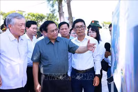 El primer ministro de Vietnam, Pham Minh Chinh, inspecciona el proyecto de invasión marina para una zona de libre comercio. (Foto: VNA)