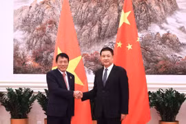 El coronel general Luong Tam Quang (izquierda), miembro del Comité Central del PCV y ministro de Seguridad Pública de Vietnam, y el consejero de Estado y ministro de Seguridad Pública de China, Wang Xiaohong (Foto: cand.com.vn)