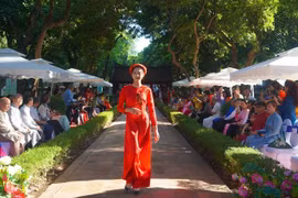 Presentan el Ao dai en la rueda de prensa. (Foto: nhandan.vn)