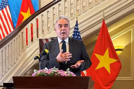 El subsecretario de Estado de Estados Unidos, Kurt Campbell, interviene en el acto. (Foto: VNA)