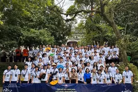 La delegación de jóvenes en la reliquia histórica del Templo Hung. (Foto: VNA)