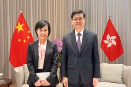 La cónsul general de Hanoi en Hong Kong y Macau, Le Duc Hanh, se reúne con el jefe ejecutivo de la región administrativa especial china de Hong Kong, John Lee Ka-chiu. (Foto: VNA)