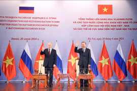 El presidente de Vietnam, To Lam (derecha), y su homólogo ruso, Vladimir Putin, asisten al encuentro. (Foto: VNA)