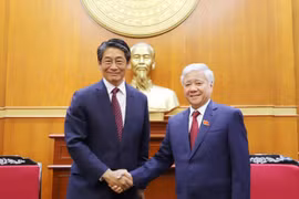 El presidente del Frente de la Patria de Vietnam, Do Van Chien (derecha), recibe al embajador de Japón en el país, Ito Naoki. (Foto: mattran.org.vn)