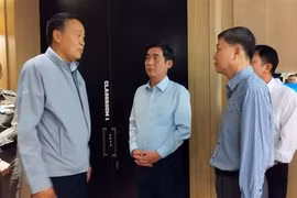 El primer ministro tailandés, Srettha Thavisin, y el embajador de Vietnam, Pham Viet Hung (cuarto, desde la izquierda) en el lugar del incidente (Foto: VNA)