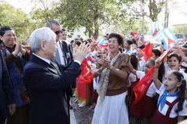 El secretario general del PCV, Nguyen Phu Trong, se reúne con los pobladores y estudiantes cubanos en el busto dedicado al Presidente Ho Chi Minh en el Parque Hoa Binh, La Habana, el 28 de marzo de 2018. (Foto: VNA)