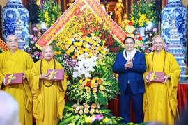 El primer ministro de Vietnam, Pham Minh Chinh, felicita a los dignatarios, monjes y seguidores del budismo por el Día de Vesak. (Foto: VNA)