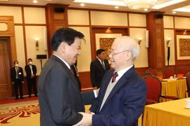 El secretario general del PCV, Nguyen Phu Trong, y el secretario general del Partido Popular Revolucionario y presidente de Laos, Thongloun Sisoulith, copresiden una reunión de alto nivel entre ambos partidos en Hanoi, el 26 de febrero de 2024. (Foto: VNA)