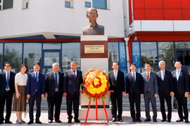 Los delegados colocan flores en el busto del Presidente Ho Chi Minh, en el campus de una escuela local que lleva su nombre. (Foto: sggp.org.vn)