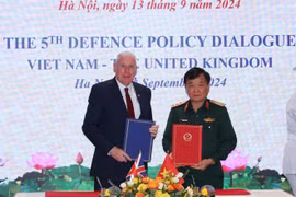 El viceministro de Defensa de Vietnam, el coronel general Hoang Xuan Chien, y el ministro de Estado de Defensa del Reino Unido, Vernon Coaker, firma el acta del diálogo. (Foto: VNA)