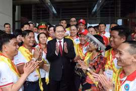 El presidente de la Asamblea Nacional de Vietnam, Tran Thanh Man, se reúne con donantes voluntarios de sangre destacados. (Foto: VNA)