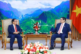 El primer ministro de Vietnam, Pham Minh Chinh (derecha), recibe al titular de la Autoridad Estatal de Inspección de Laos, Khamphanh Phommathath. (Foto: VNA)