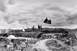 La tarde del 7 de mayo de 1954, la bandera de victoria del Ejército vietnamita ondea en el techo del túnel del general De Castries, marcando el triunfo de la histórica campaña de Dien Bien Phu. (Foto: VNA)