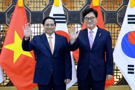 El primer ministro de Vietnam, Pham Minh Chinh (izquierda), y el presidente de la Asamblea Nacional de Corea del Sur, Woo Won-shik. (Foto: VNA)