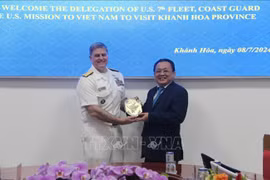 Representante del buque insignia de la Séptima Flota de la Armada estadounidense regala un obsequio a las autoridades de Khanh Hoa. (Foto: VNA)