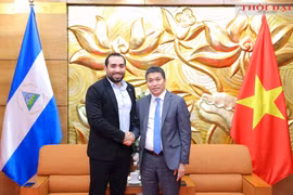 El presidente de la VUFO, Phan Anh Son (derecha), y el embajador de Nicaragua en Vietnam, Armengol Campos. (Foto: Nhan Dan)