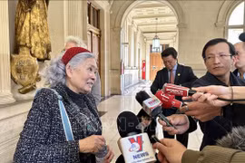 Tran To Nga intercambia con la prensa tras el juicio. (Foto: VNA)