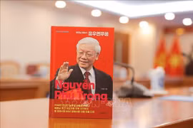 El libro sobre el secretario general del PCV, Nguyen Phu Trong, del escritor surcoreano Cho Chul-hyeon. (Foto: VNA)