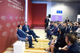 El primer ministro de Vietnam, Pham Minh Chinh, conversa con la comunidad de empresas de innovación y emprendedoras del FEM. (Foto: VNA)