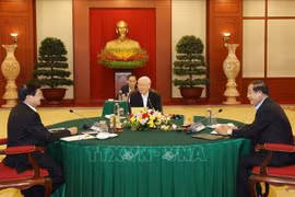 El secretario general del PCV, Nguyen Phu Trong, el presidente del Partido Popular de Camboya y el primer ministro, Hun Sen, y el secretario general del Partido Popular Revolucionario de Laos y presidente de ese país, Thongloun Sisoulith, en la Cumbre Vietnam – Camboya – Laos, el 26 de septiembre de 2021 en Hanoi. (Foto: VNA) 