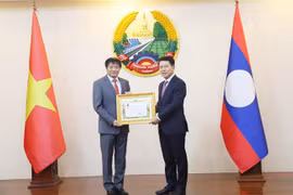 El embajador de Vietnam en Laos, Nguyen Ba Hung (izquierda), recibe la Orden de la Libertad (Issara) de Tercera Clase de Laos. (Foto: VNA)