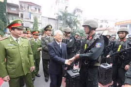 El secretario general del PCV, Nguyen Phu Trong, visita el Comando de Policía Móvil (Ministerio de Seguridad Pública), el 2 de enero de 2016. (Foto: VNA)