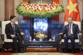 El presidente de Vietnam, To Lam (derecha), recibe al jefe ejecutivo de la región administrativa especial china de Hong Kong, Lee Ka-chiu. (Foto: VNA)