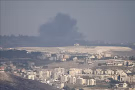 Humo después de un ataque aéreo israelí en Qantara, Líbano, el 22 de septiembre de 2024. (Foto: Xinhua/VNA)