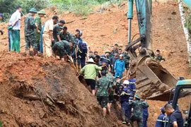 Las fuerzas pertinentes de la provincia de Ha Giang se esfuerzan por buscar a las víctimas del deslizamiento de tierra. (Foto: VNA)