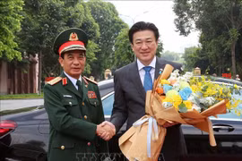 El ministro de Defensa de Vietnam, general Phan Van Giang (izquierda), recibe a su homólogo japonés, Kihara Minoru. (Foto: VNA)