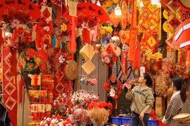 Calle Hang Ma con colores vibrantes en bienvenida al Tet