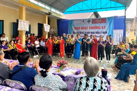 Delegación de Myanmar visita modelo de club de autoayuda intergeneracional en Ly Nhan