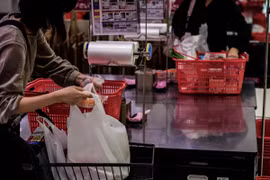 Vietnam apunta a construir alianza de supermercados para reducir el uso de nilón