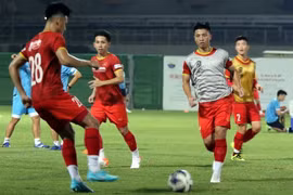 Futbolistas vietnamitas se preparan para partido con China en EAU